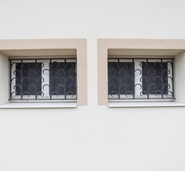 Contour de fenêtre peinture extérieure sur isolation thermique par l'extérieure maison