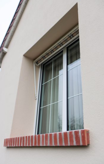 Appuis de fenêtre en briquette sur isolation thermique par l'extérieure maison particulier